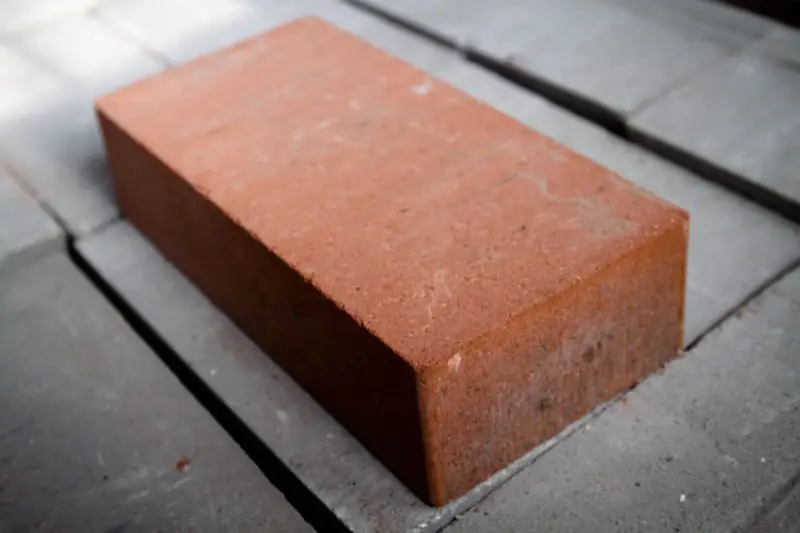 How much does a brick weigh (1)